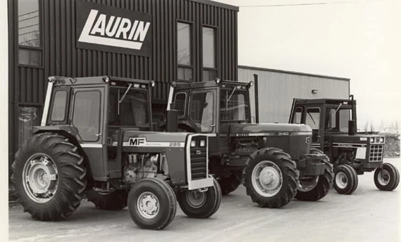 Trois tracteurs munis de cabines Laurin stationnés devant le bâtiment de Laurin, vers 1985